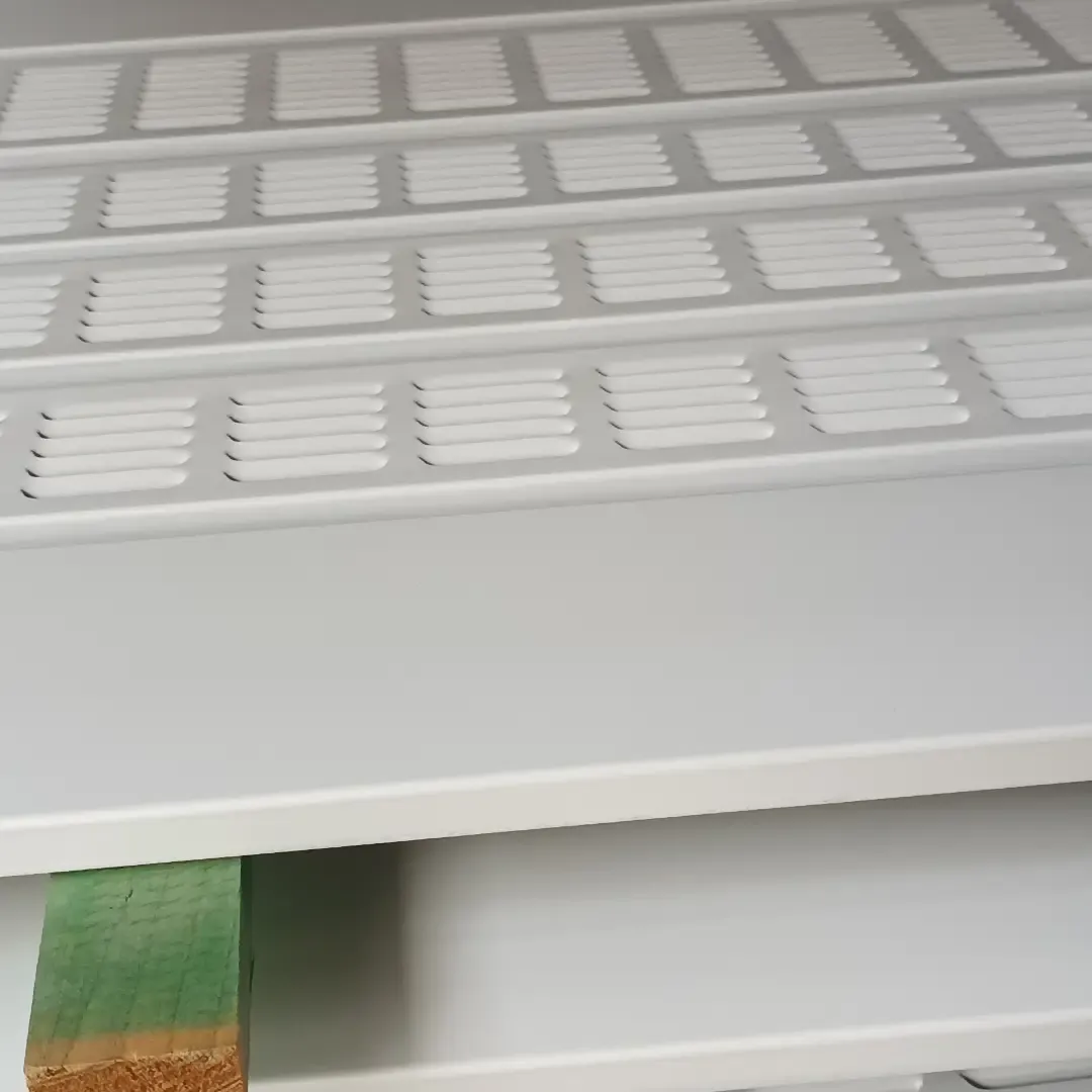 Wit gelakte convectoromkastingen in het atelier