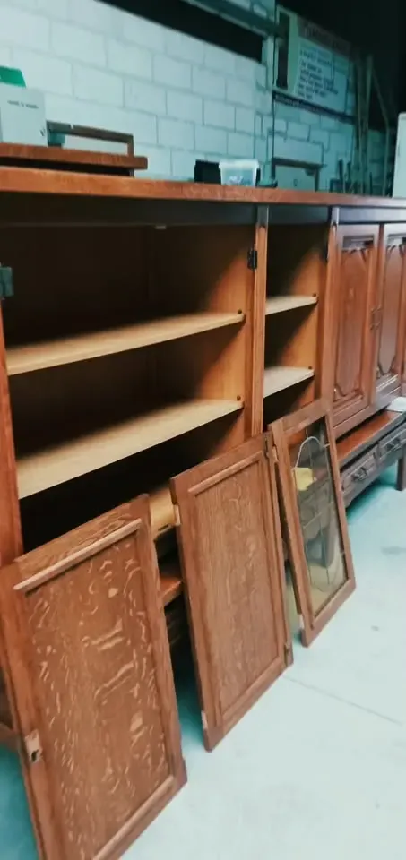 Houten keukenkasten met bewerkte deuren, klaar om opnieuw gelakt te worden