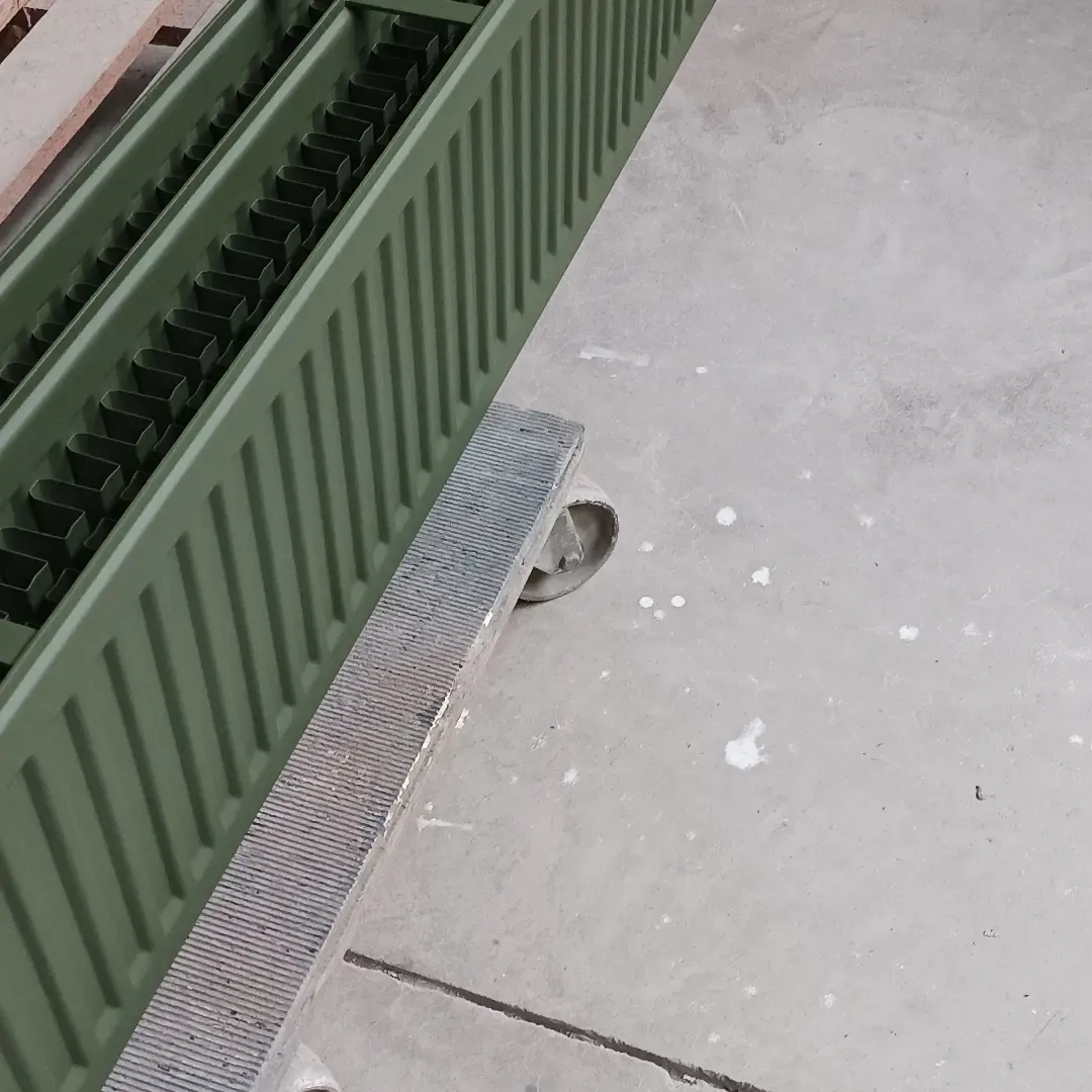 Dezelfde radiatoren na het lakken in matte olijfgroene 2K PU-lak