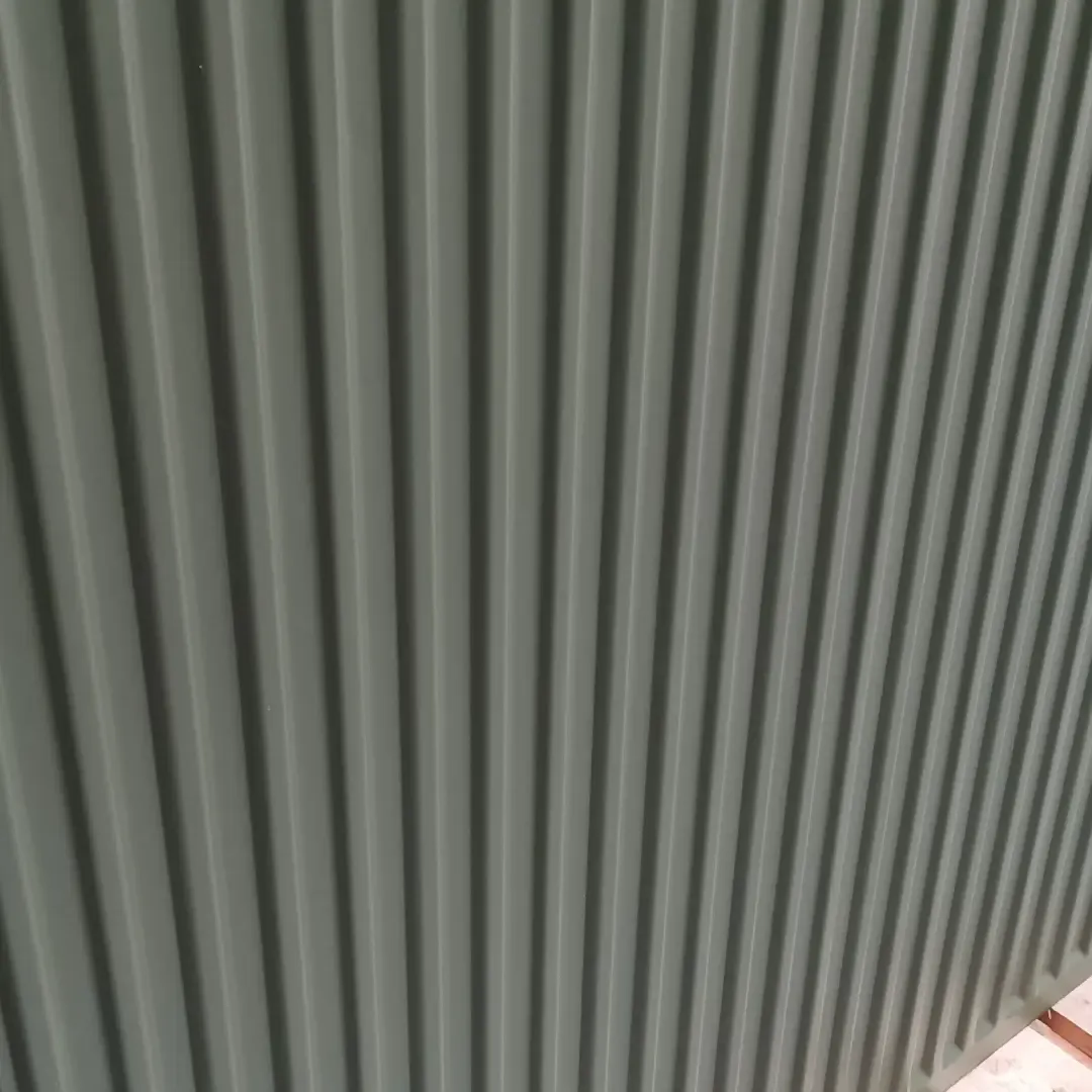 Detail van een radiator in matte olijfgroene lak