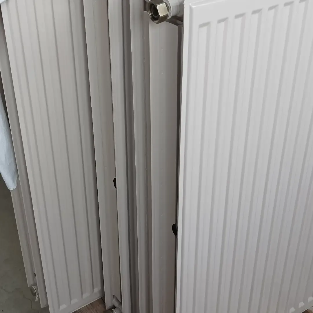 Lot wit gelakte paneelradiatoren rechtop in het atelier