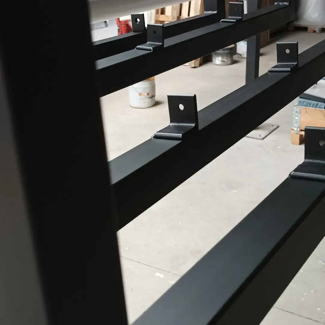Zwart gelakte stalen constructie met bevestigingslippen, natgelakt in 2K PU