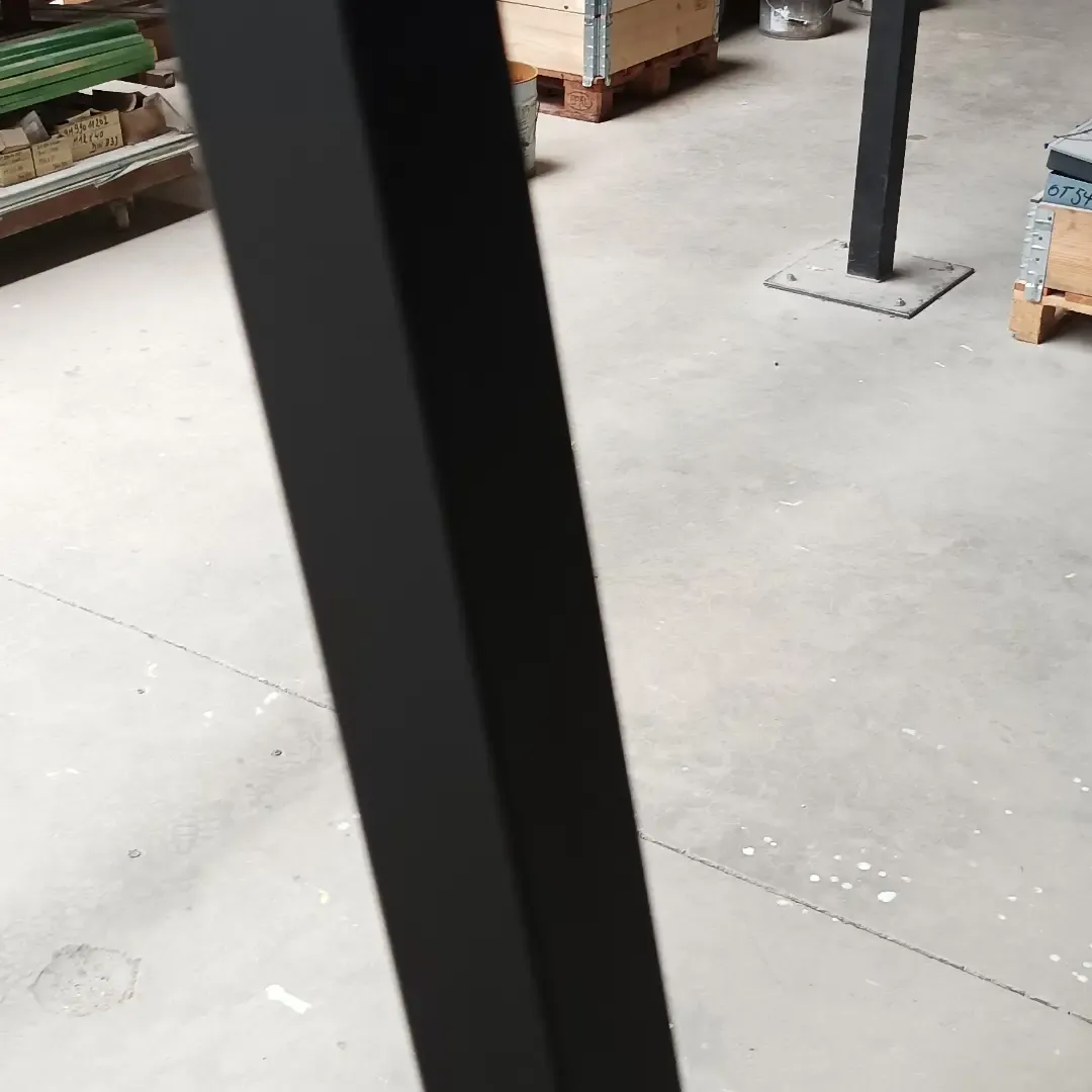 Zwart gelakt stalen frame in het atelier, close-up van poot en dwarsligger